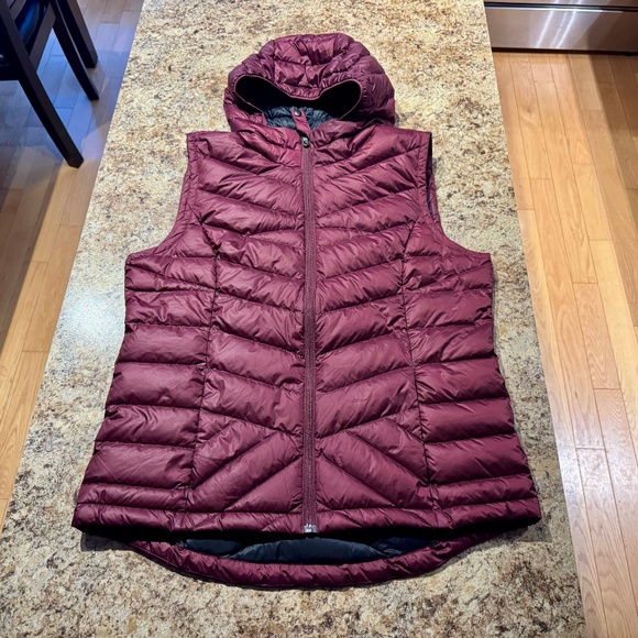 Lolë Insulated & Packable Downfilled Hooded Vest - Picture 2 of 8